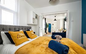 Seaside Retreat: Luxury 1-Bed, Free Parking